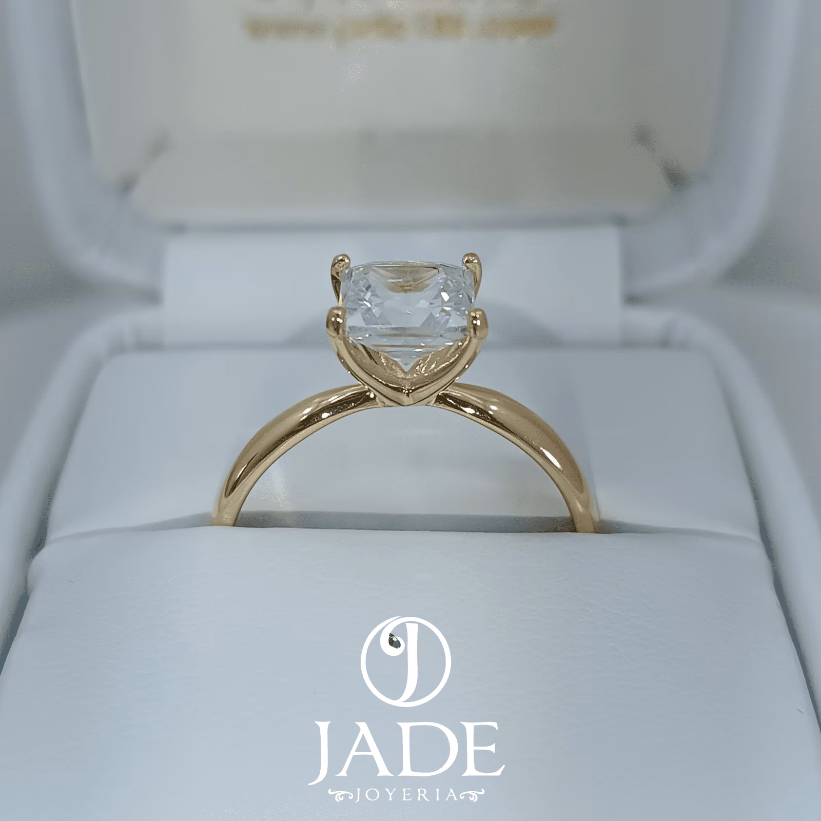 Anillo Susan de compromiso piedra corte cuadrada en oro 18k