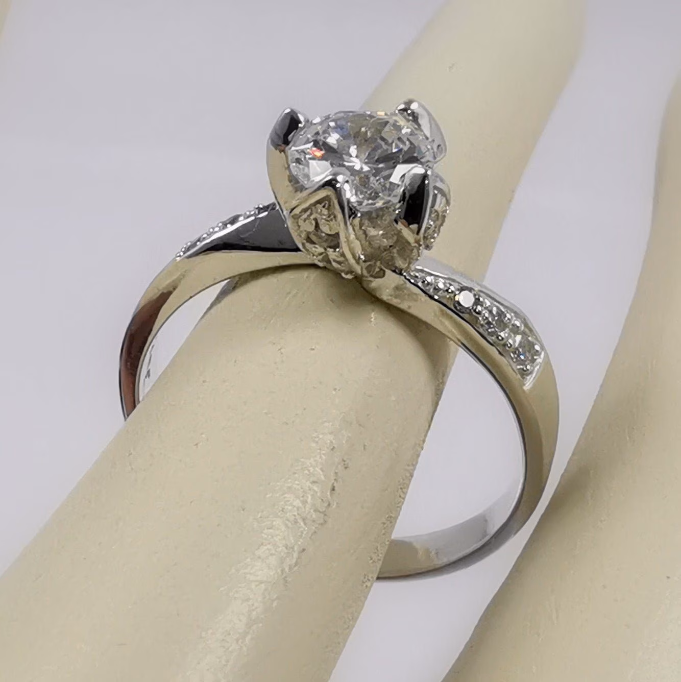 Anillo Ursula de Compromiso en Plata Tipo Flor