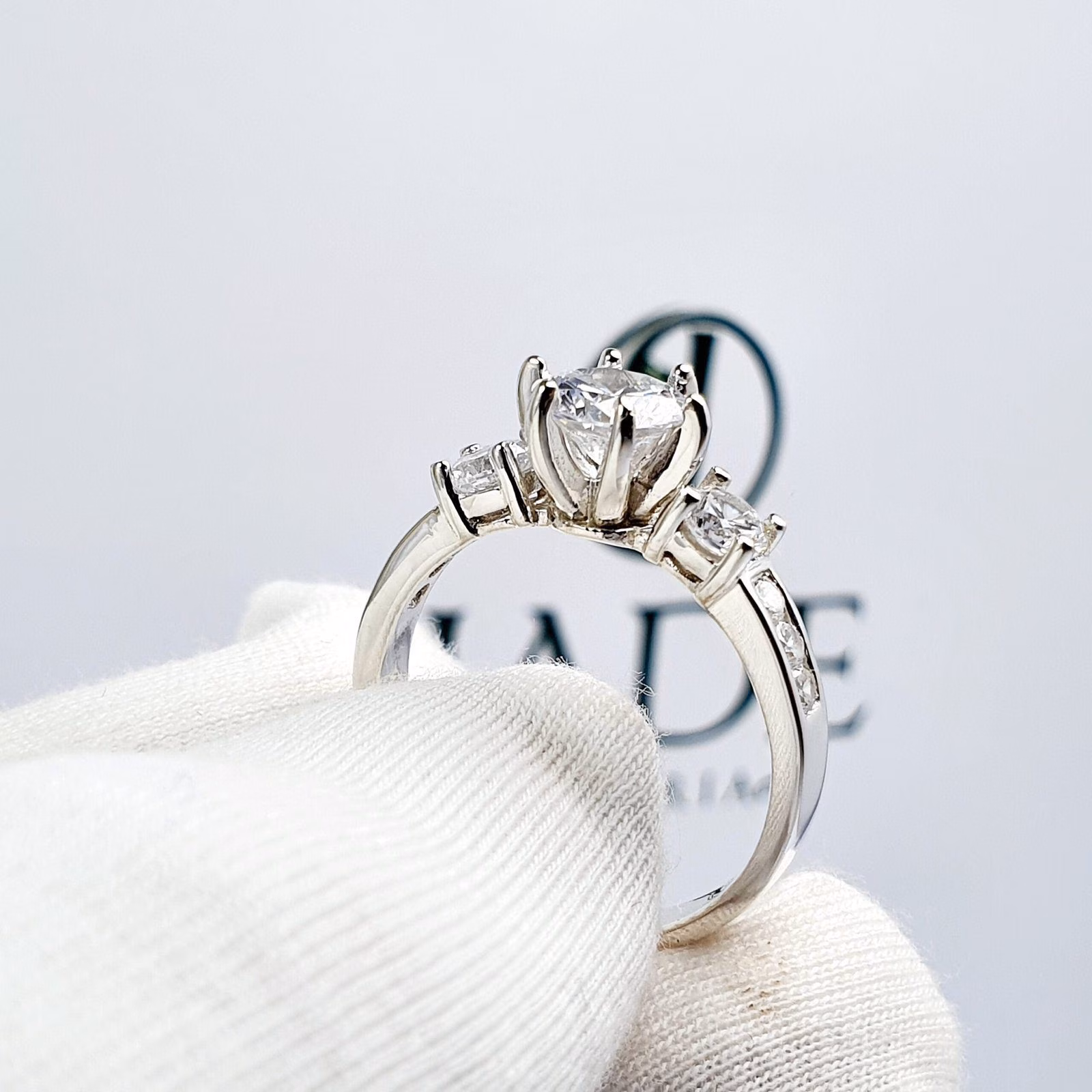 Anillo Leysi de Compromiso en Plata Piedra Grande
