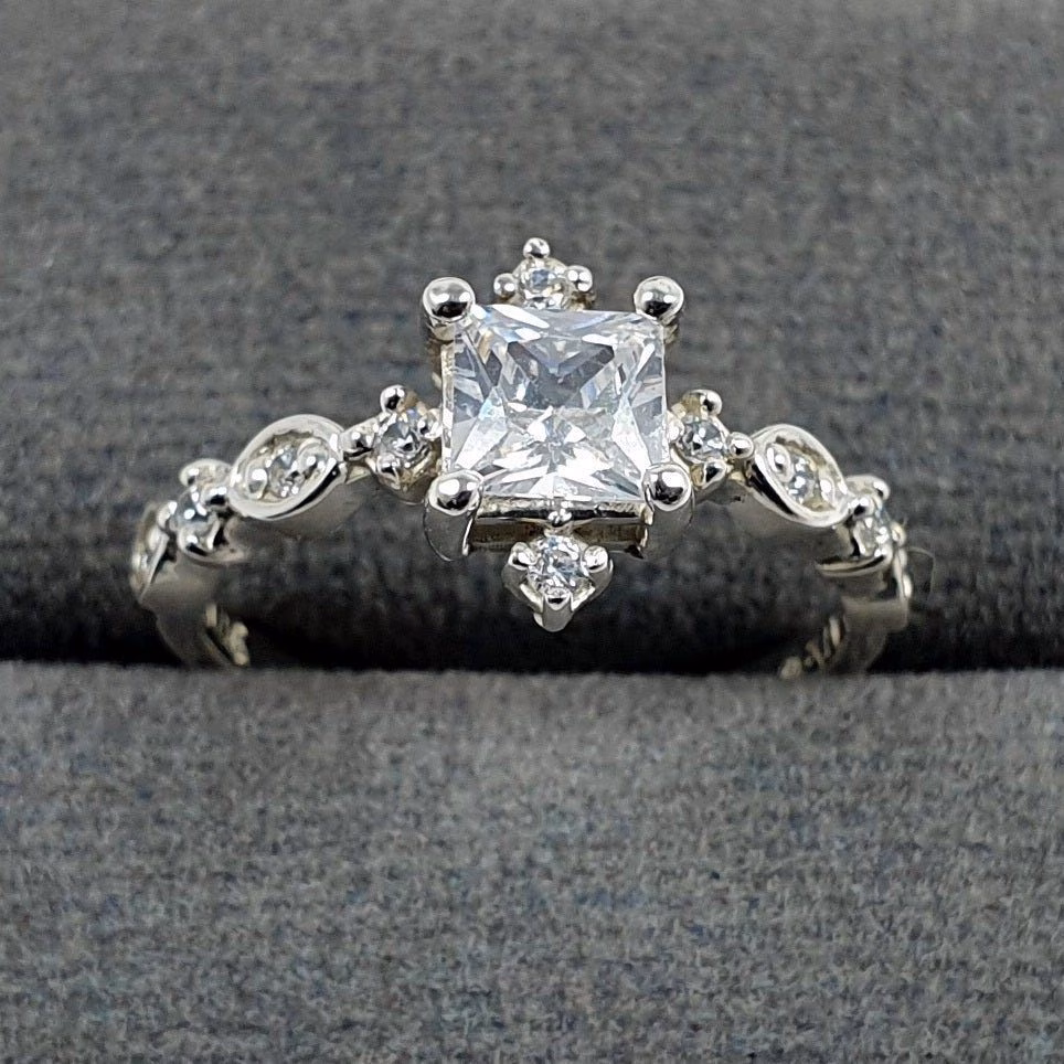 Anillo Encantador de Compromiso en Plata Piedra Cuadrada Emperatriz
