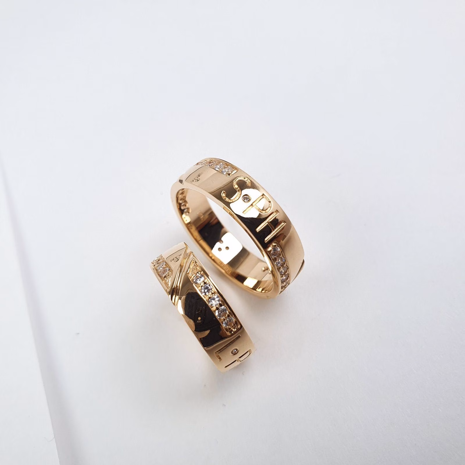 Aros de boda personalizado con iniciales corazón y piedra Oro de 18k